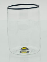 Lade das Bild in den Galerie-Viewer, Elegante mundgeblasene Wassergläser mit charakteristischem Rand.