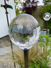 Lade das Bild in den Galerie-Viewer, Handgeformte Glaskugel für den Garten