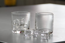 Lade das Bild in den Galerie-Viewer, Whisky-Gläser mit Glaseiswürfeln