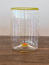 Lade das Bild in den Galerie-Viewer, Elegante mundgeblasene Wassergläser mit charakteristischem Rand.