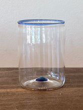 Lade das Bild in den Galerie-Viewer, Elegante mundgeblasene Wassergläser mit charakteristischem Rand.