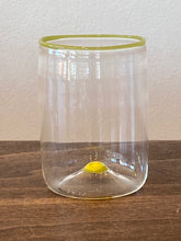 Lade das Bild in den Galerie-Viewer, Elegante mundgeblasene Wassergläser mit charakteristischem Rand.
