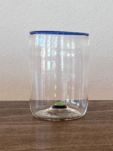 Lade das Bild in den Galerie-Viewer, Elegante mundgeblasene Wassergläser mit charakteristischem Rand.