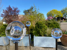 Lade das Bild in den Galerie-Viewer, Handgeformte Glaskugel für den Garten