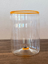 Lade das Bild in den Galerie-Viewer, Elegante mundgeblasene Wassergläser mit charakteristischem Rand.