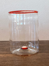 Lade das Bild in den Galerie-Viewer, Elegante mundgeblasene Wassergläser mit charakteristischem Rand.