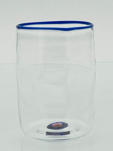 Lade das Bild in den Galerie-Viewer, Elegante mundgeblasene Wassergläser mit charakteristischem Rand.
