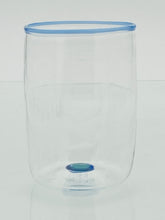 Lade das Bild in den Galerie-Viewer, Elegante mundgeblasene Wassergläser mit charakteristischem Rand.

