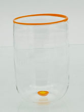 Lade das Bild in den Galerie-Viewer, Elegante mundgeblasene Wassergläser mit charakteristischem Rand.
