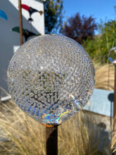 Lade das Bild in den Galerie-Viewer, Handgeformte Glaskugel für den Garten
