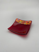 Lade das Bild in den Galerie-Viewer, Quadratische Schale 14x14cm mit metallischer Aufschmelzung rot
