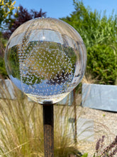 Lade das Bild in den Galerie-Viewer, Handgeformte Glaskugel für den Garten
