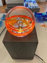 Lade das Bild in den Galerie-Viewer, Leuchtende Glaskugel auf Betonsockel 10 x 10cm
