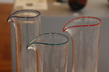 Lade das Bild in den Galerie-Viewer, zylindrische Karaffen mit farbigem Rand
