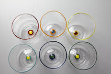 Lade das Bild in den Galerie-Viewer, Elegante mundgeblasene Wassergläser mit charakteristischem Rand.
