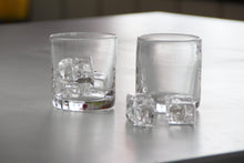 Lade das Bild in den Galerie-Viewer, Whisky-Gläser mit Glaseiswürfeln
