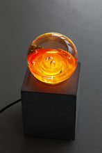 Lade das Bild in den Galerie-Viewer, Leuchtende Glaskugel auf Betonsockel 12 x 12 cm

