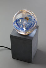 Lade das Bild in den Galerie-Viewer, Leuchtende Glaskugel auf Betonsockel 10 x 10cm
