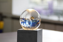 Lade das Bild in den Galerie-Viewer, Leuchtende Glaskugel auf Betonsockel 10 x 10cm
