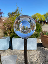 Lade das Bild in den Galerie-Viewer, Handgeformte Glaskugel für den Garten
