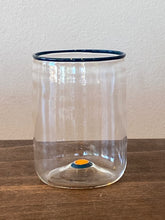 Lade das Bild in den Galerie-Viewer, Elegante mundgeblasene Wassergläser mit charakteristischem Rand.
