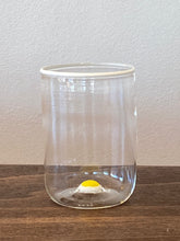 Lade das Bild in den Galerie-Viewer, Elegante mundgeblasene Wassergläser mit charakteristischem Rand.
