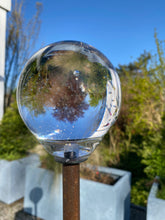 Lade das Bild in den Galerie-Viewer, Handgeformte Glaskugel für den Garten
