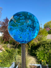 Lade das Bild in den Galerie-Viewer, Handgeformte Glaskugel für den Garten
