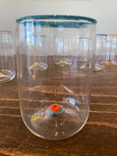 Lade das Bild in den Galerie-Viewer, Elegante mundgeblasene Wassergläser mit charakteristischem Rand.
