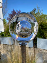 Lade das Bild in den Galerie-Viewer, Handgeformte Glaskugel für den Garten
