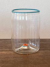 Lade das Bild in den Galerie-Viewer, Elegante mundgeblasene Wassergläser mit charakteristischem Rand.
