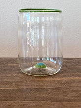 Lade das Bild in den Galerie-Viewer, Elegante mundgeblasene Wassergläser mit charakteristischem Rand.
