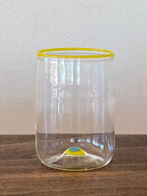 Lade das Bild in den Galerie-Viewer, Elegante mundgeblasene Wassergläser mit charakteristischem Rand.

